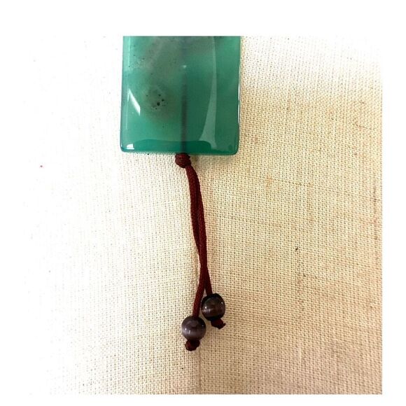 Green dyed agate pendant necklace on cord - Picture 12 of 12
